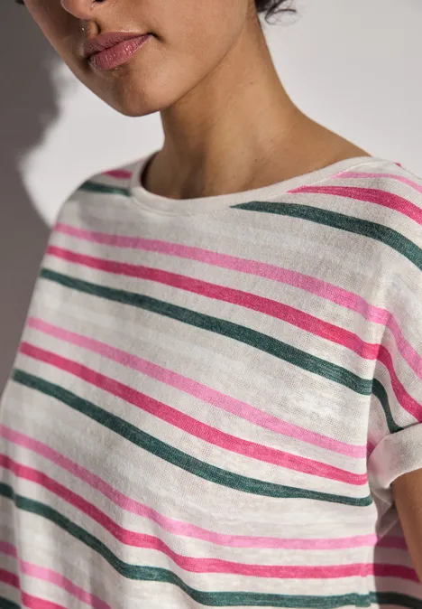 Frau mit gestreiftem T-Shirt in Rosa und Grün.